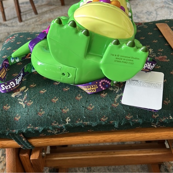 Universal Green and Yellow Alligator Popcorn Bucket - Picture 9 of 10